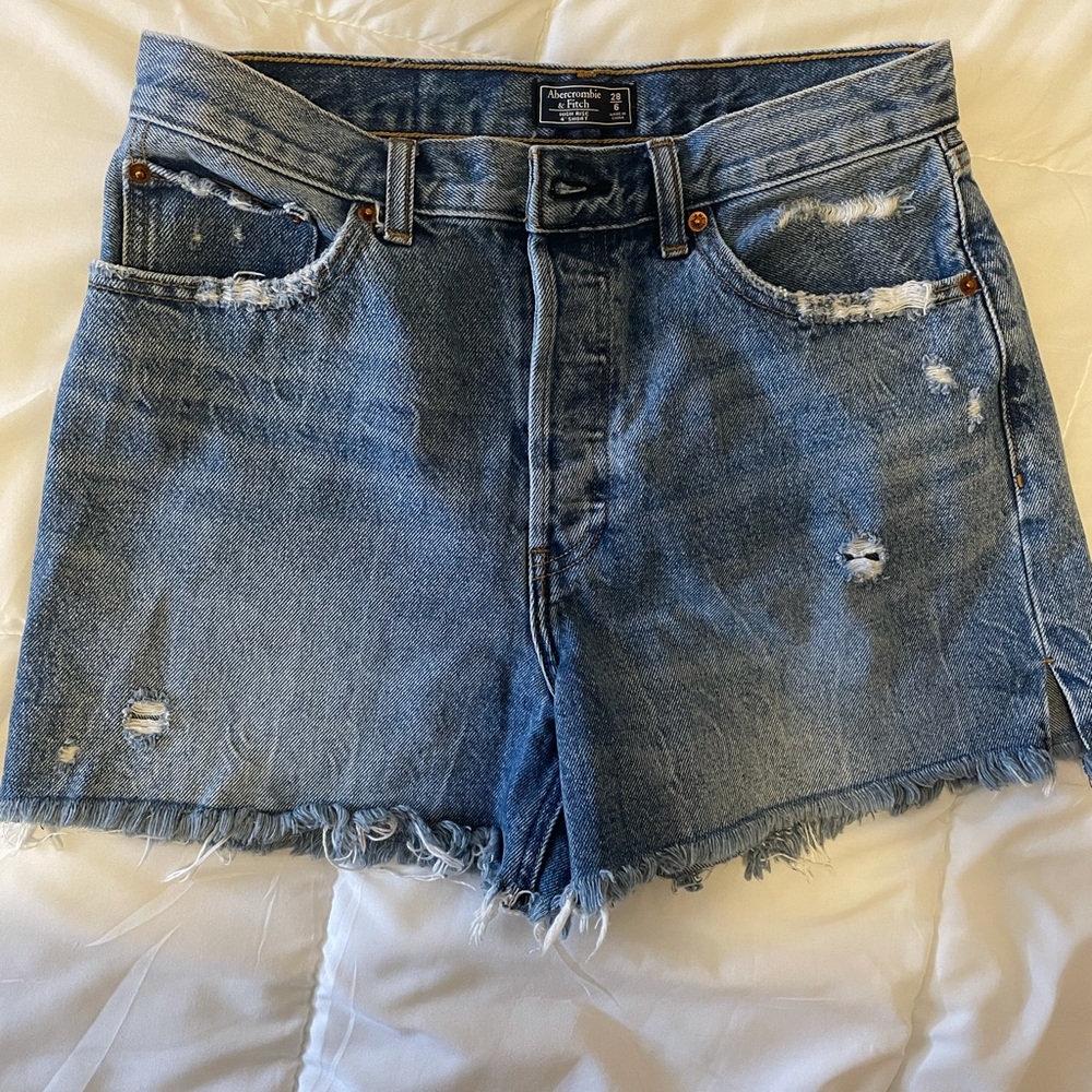 Abercrombie & Fitch high rise 4” shorts